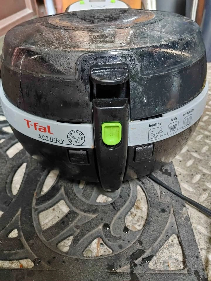 Air fryer with self stirring paddle