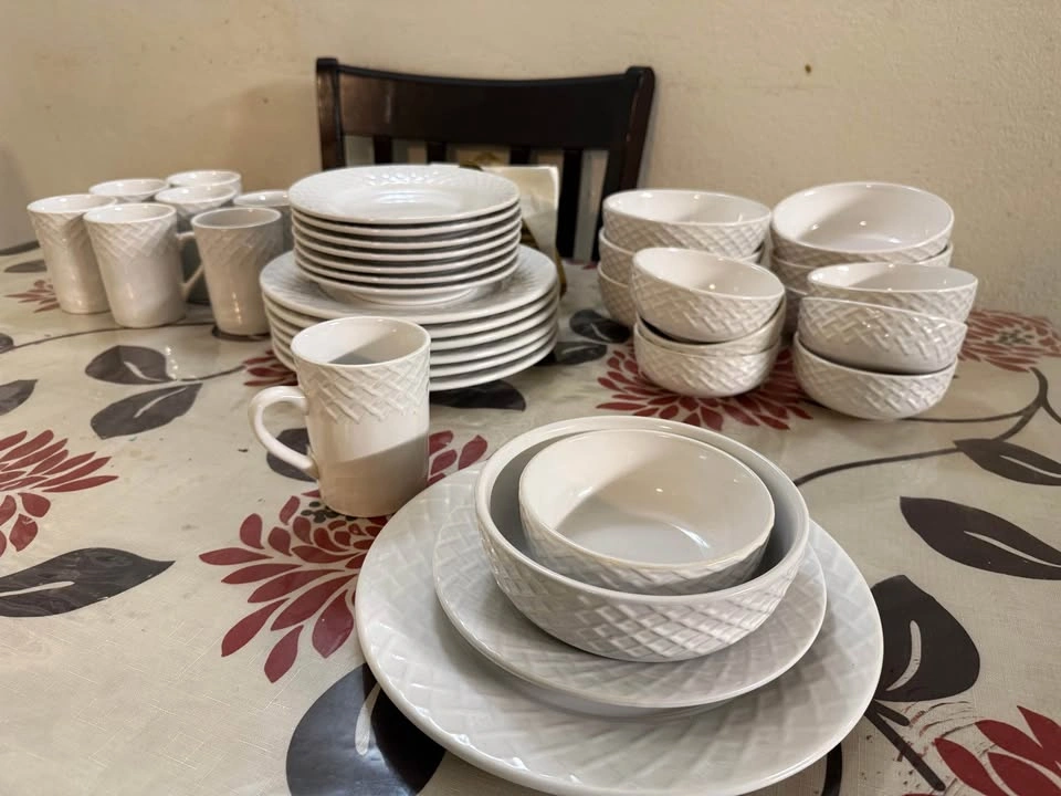 IKEA extendable table with 5 chairs and free dish set - photo 3