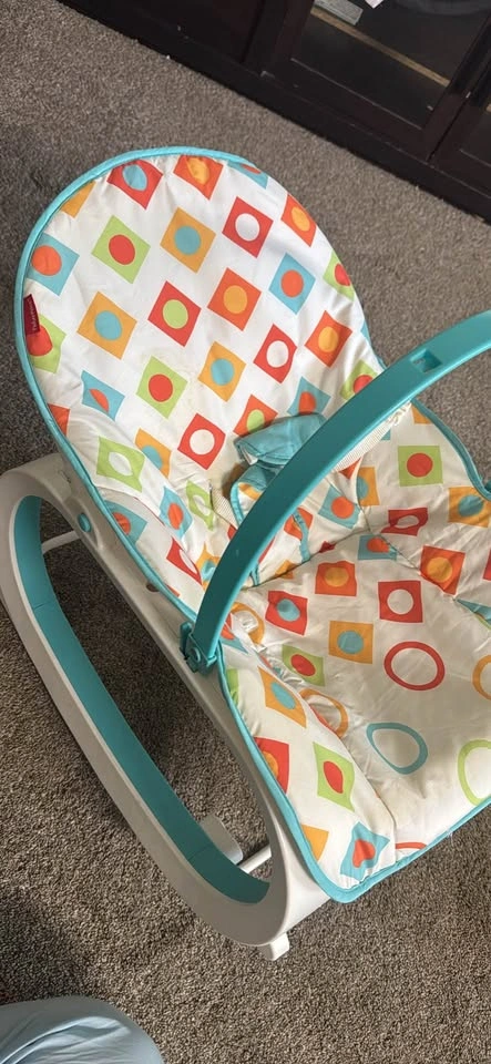 Delta crib with storage + free baby items - photo 3