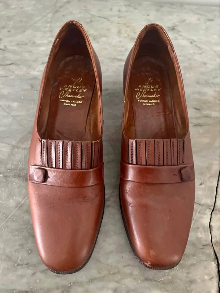 Vintage Women’s Angus Westley Slip on Leather Shoes (size 9)