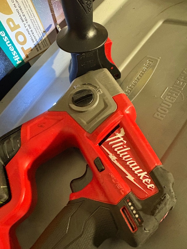 Milwaukee M12 FUEL Rotary Hammer - photo 3