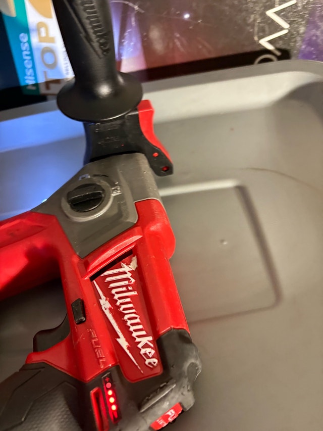 Milwaukee M12 FUEL Rotary Hammer - photo 4