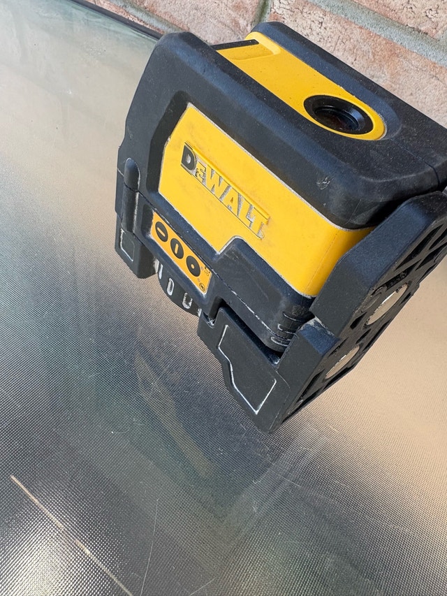 DEWALT DW0822 Cross Line and Plumb Spot Laser