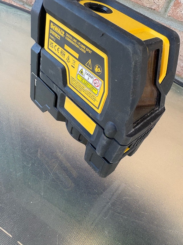DEWALT DW0822 Cross Line and Plumb Spot Laser - photo 2