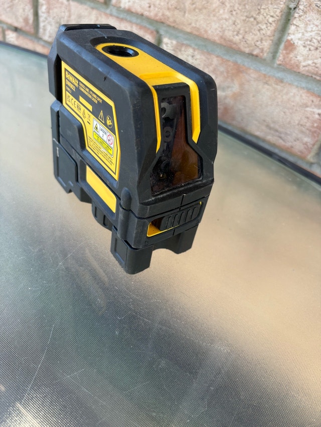 DEWALT DW0822 Cross Line and Plumb Spot Laser - photo 3