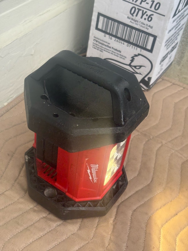 Milwaukee M18 LED Light - photo 3