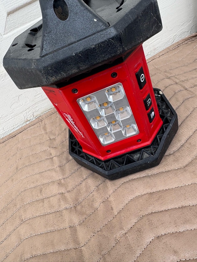 Milwaukee M18 LED Light - photo 4