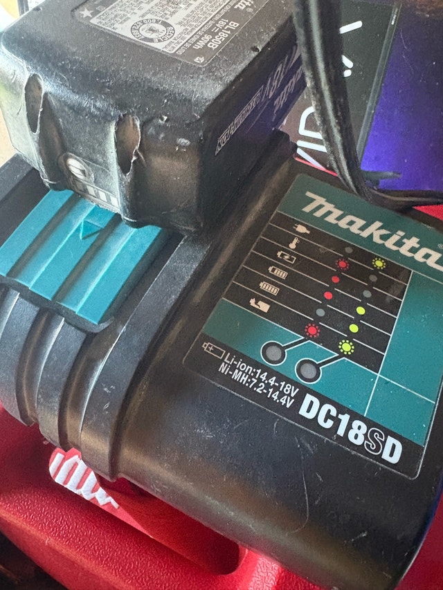 Makita Battery and Charger - photo 3
