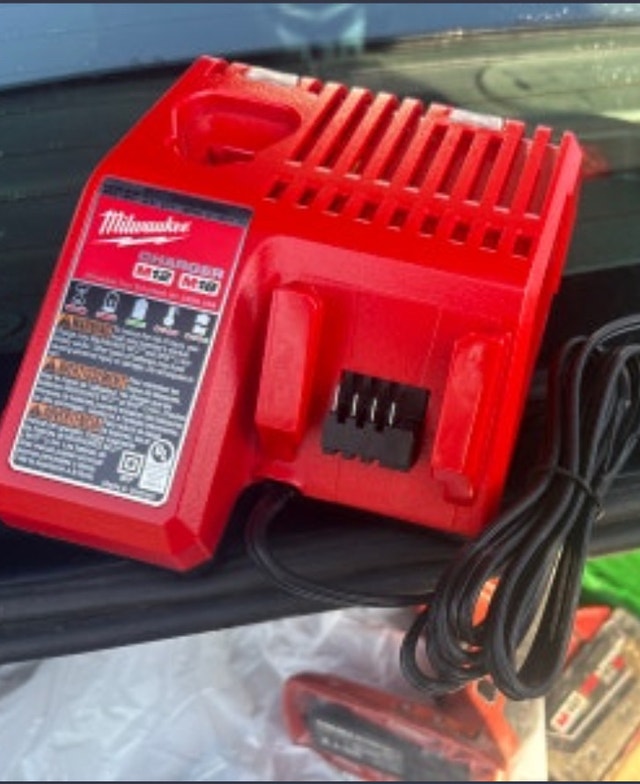Milwaukee M12/M18 Charger