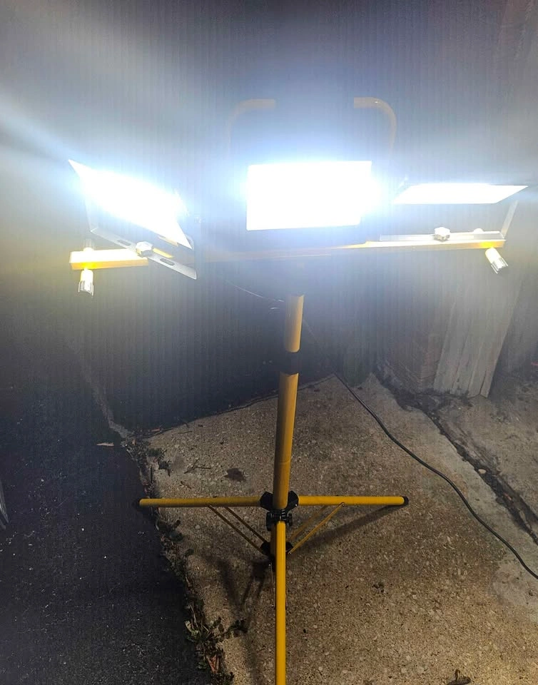 30000 Lumen Work Lights with Stand, 3 Adjustable Head LED - photo 2