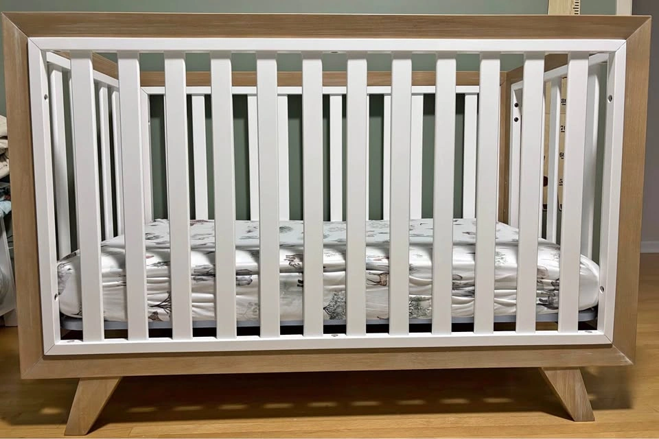 Wooster 3-in-1 convertible crib (matress and sheets)