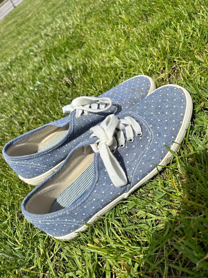 Sneakers (AE and Keds)