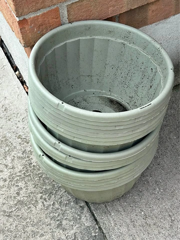 Set of 15 sage 10“ wide Plastic Garden Planters