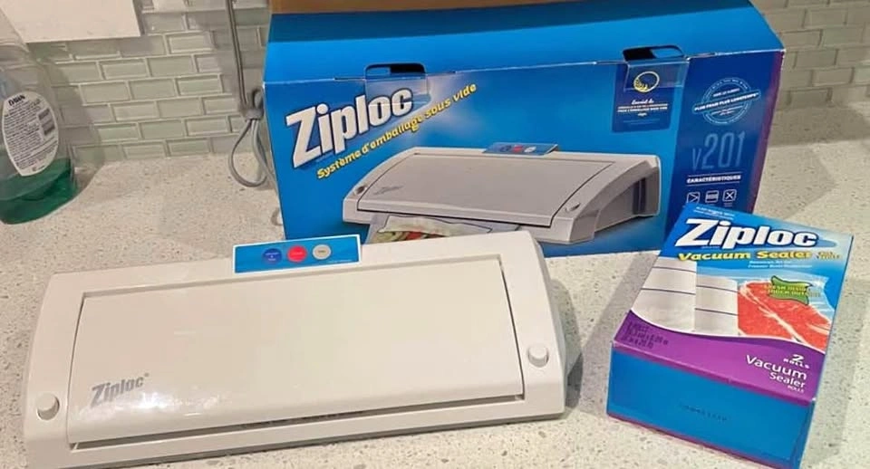 Like new Ziploc v201 Vacuum Sealer