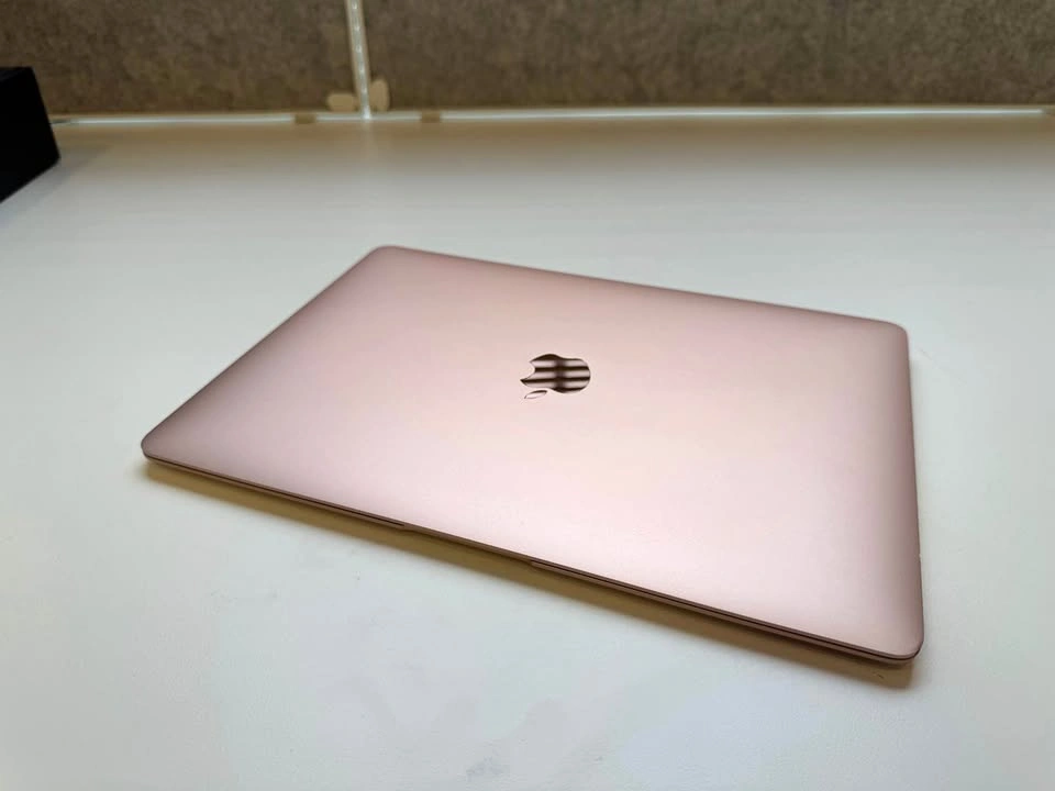 MacBook Air 13” 2019 (Rose Gold) – Excellent Condition!