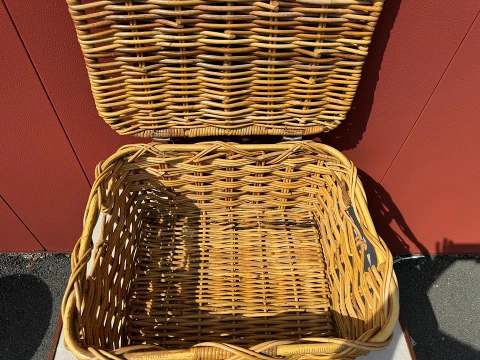 Large Wicker Picnic Basket w/ Lid - photo 2