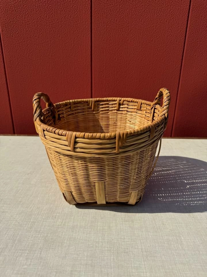 Small wicker/rattan basket