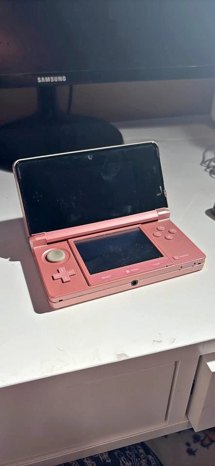 Nintendo 3DS, Nintendo DSi XL, Charger and Game Bundle