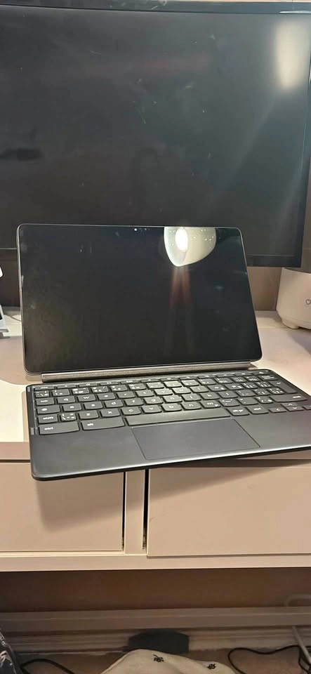 Lenovo touchscreen tablet with keyboard