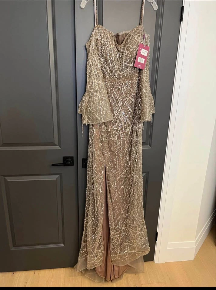 Elegant Designer Evening Gown & Crystal Clutch Set - photo 2
