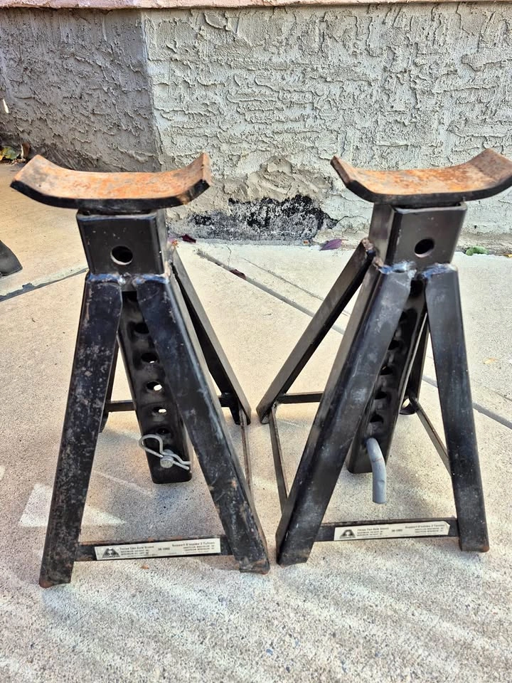 Algonquin 3 TON Axle Stands