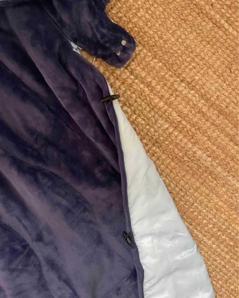 Never used Below Zero Wearable Hooded Blanket - photo 2