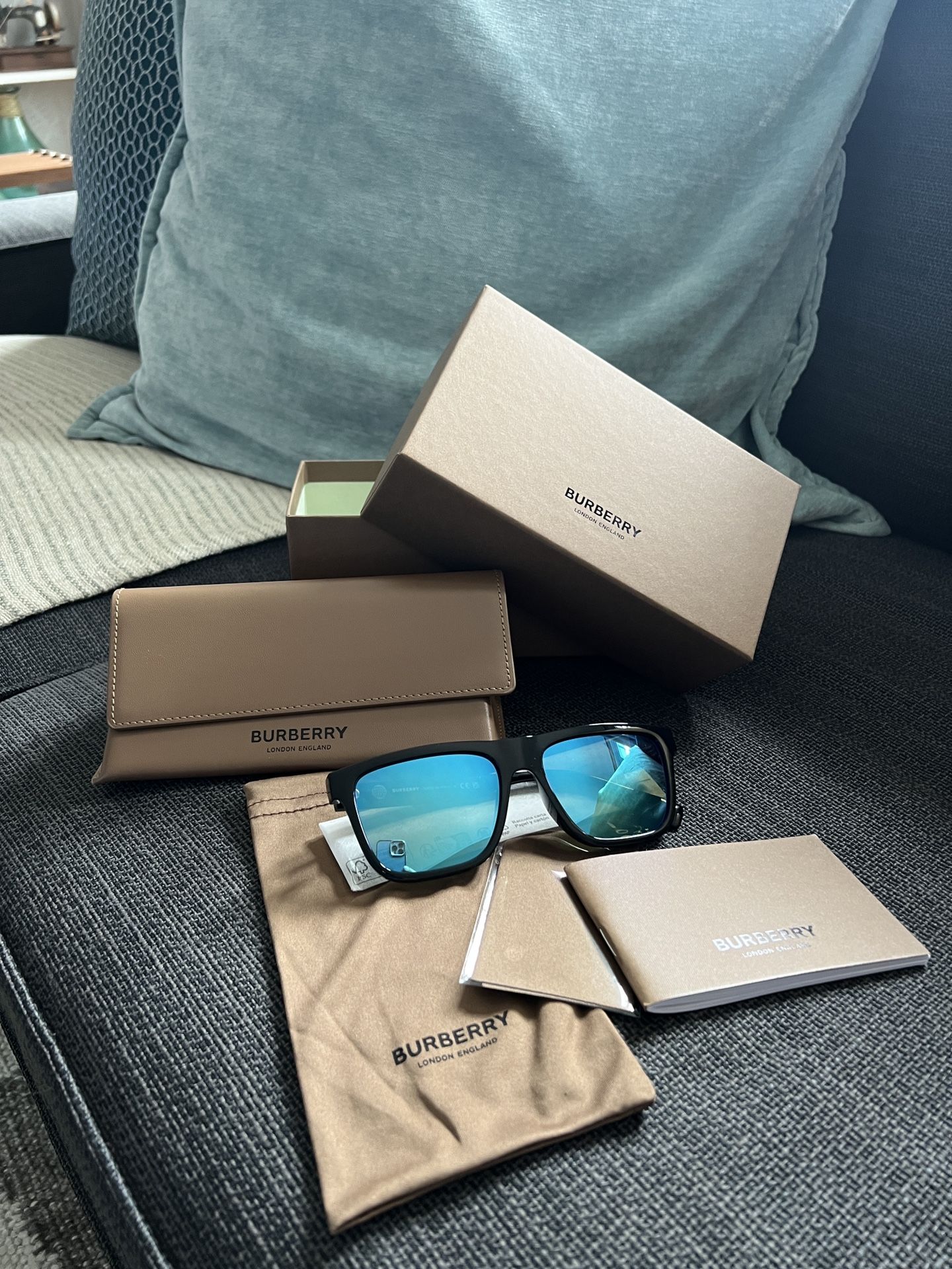 Burberry Black Sunglasses With Blue Temple Branding - photo 2