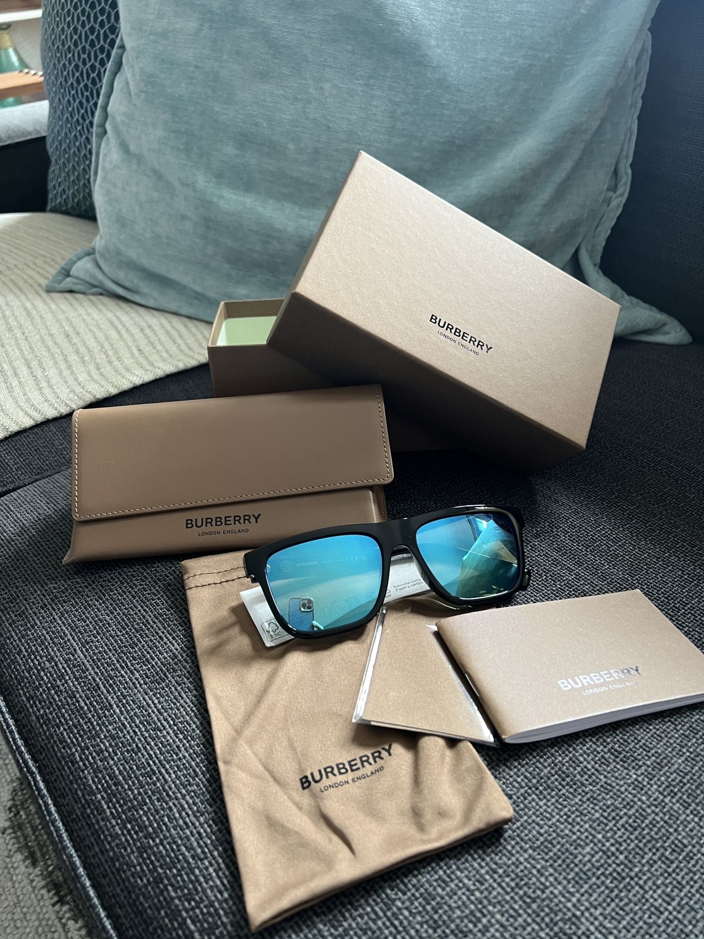 Burberry Black Sunglasses With Blue Temple Branding - photo 3