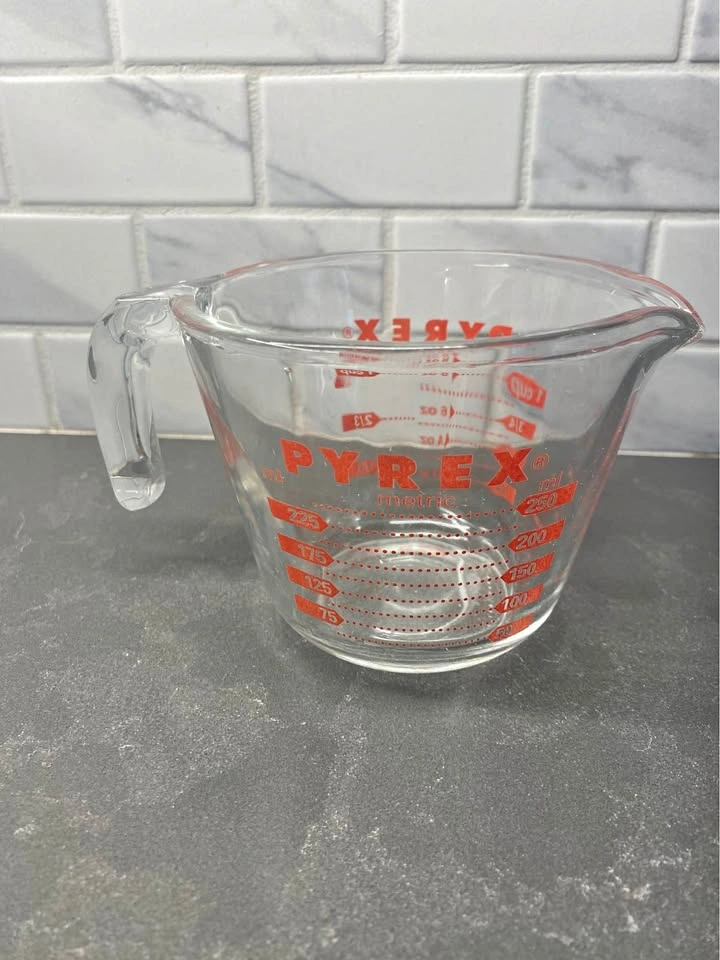 Vintage PYREX glass 1 cup measuring cup