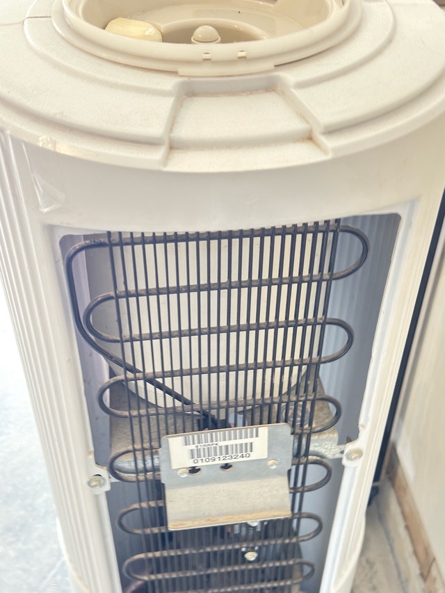 Oasis upright Hot & Cold Water Cooler/dispenser - $50 - photo 3