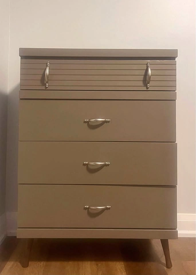 Modern 4-Drawer Chest – Solid & Clean | Taupe Grey