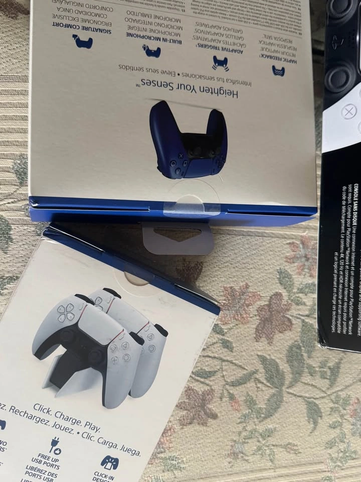 Sealed PS5 digital edition 825GB with controller and charging st - photo 2