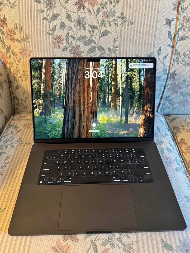 Macbook pro 16in M4 MAX 128GB 8TB