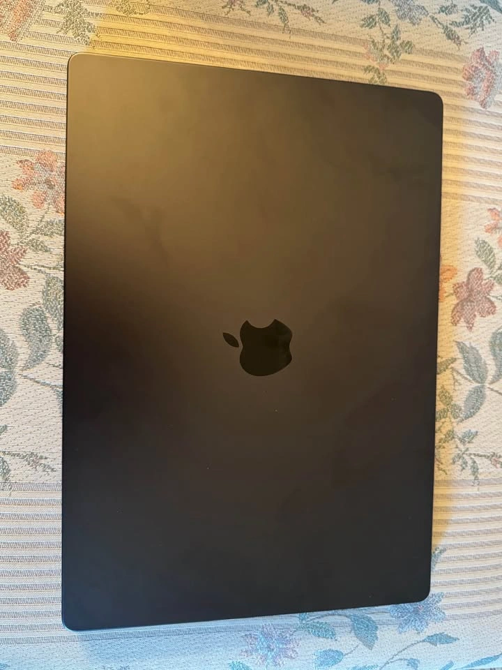Macbook pro 16in M4 MAX 128GB 8TB - photo 2