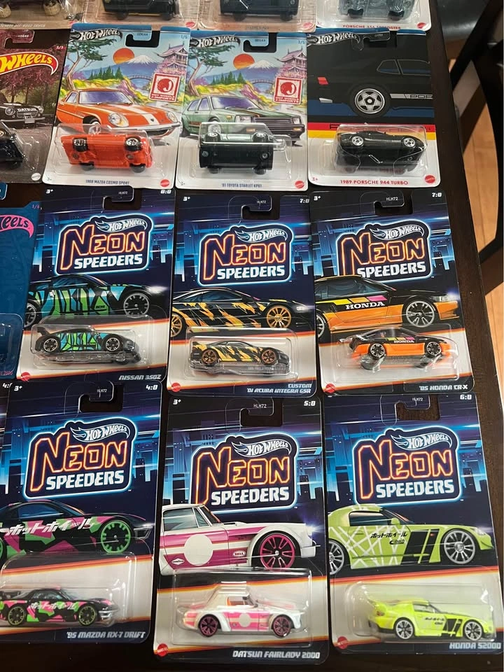Hot wheels slivers, neon speeders and more - photo 5