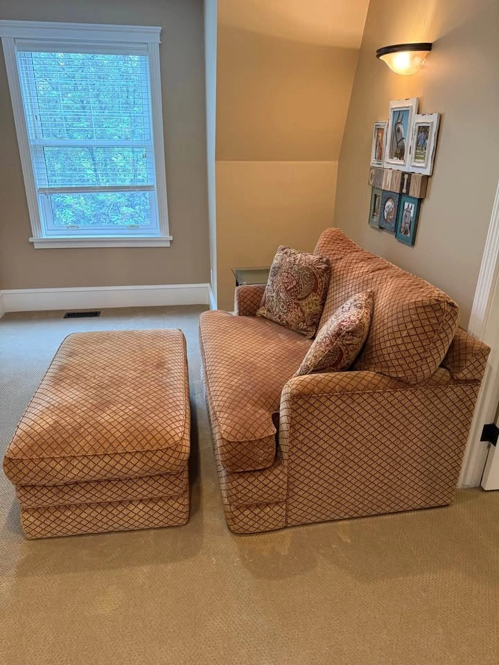 Chair + Ottoman Perfect Condition - photo 2