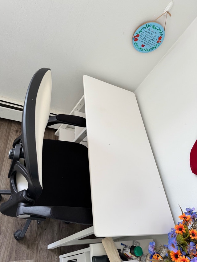 Desk and chair - photo 3