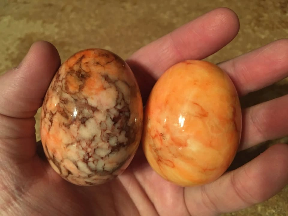 LOT OF TWO VINTAGE PINK/ORANGE ALABASTER MARBLED STONE EGGS - photo 2