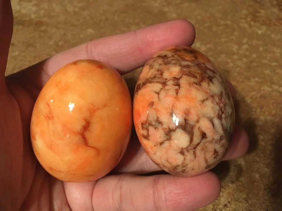 LOT OF TWO VINTAGE PINK/ORANGE ALABASTER MARBLED STONE EGGS - photo 3