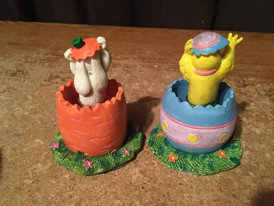 LOT OF 2 EASTER BUNNY IN CARROT CHICK IN A EGG CERAMIC FIGURE - photo 2