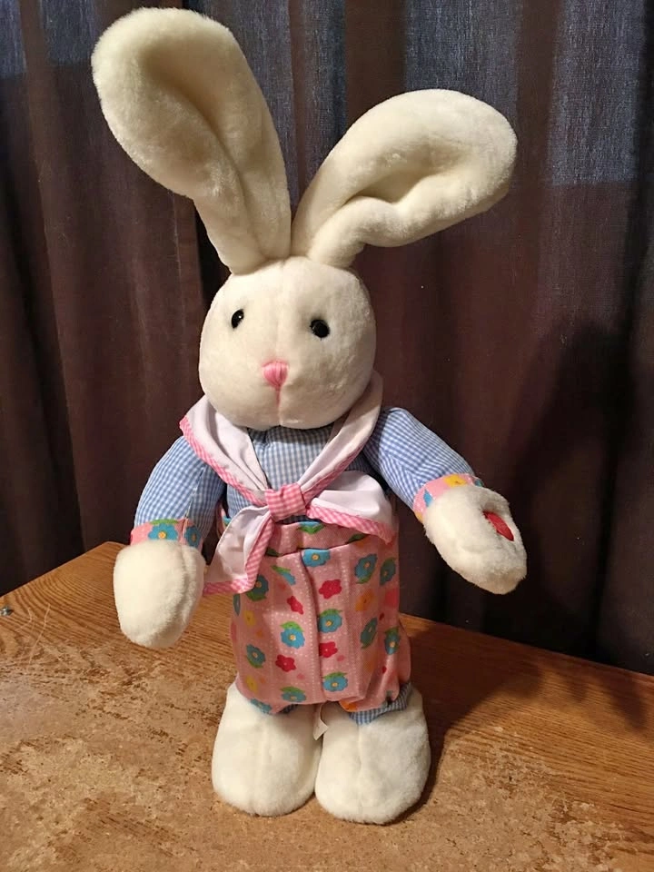 VINTAGE T. L. TOYS HK ANIMATED SINGING HOPPING EASTER BUNNY PLUS