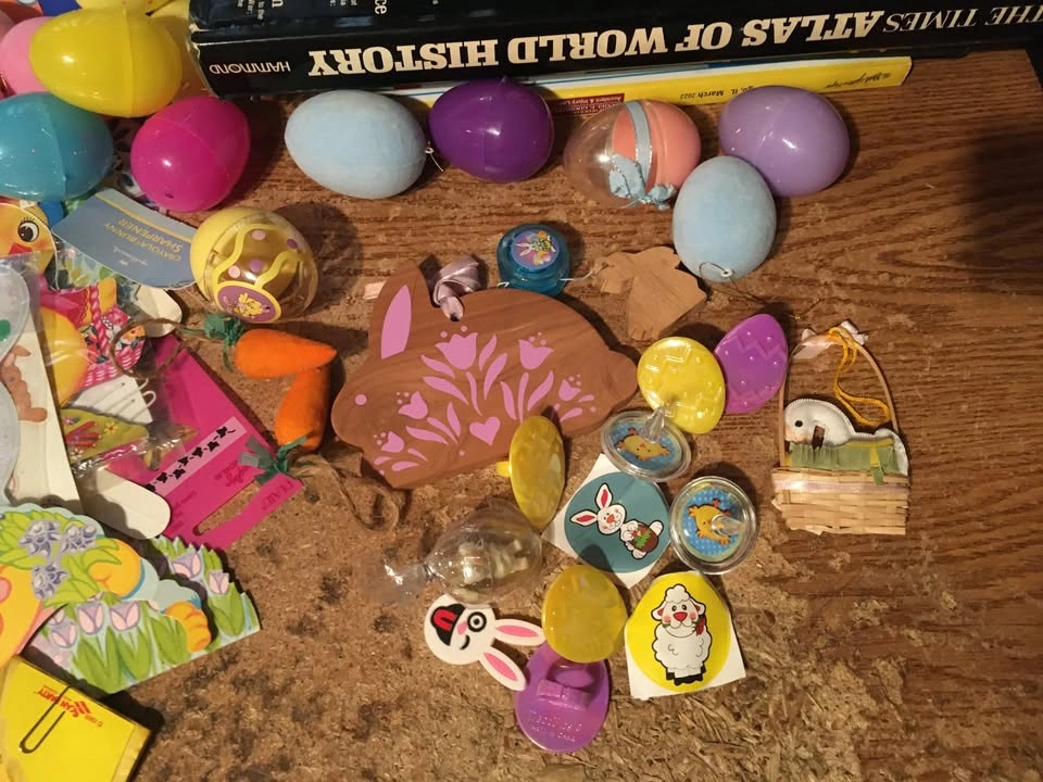 HUGE LOT OF EASTER DECORATIONS TOYS ORNAMENTS FIGURES - photo 2
