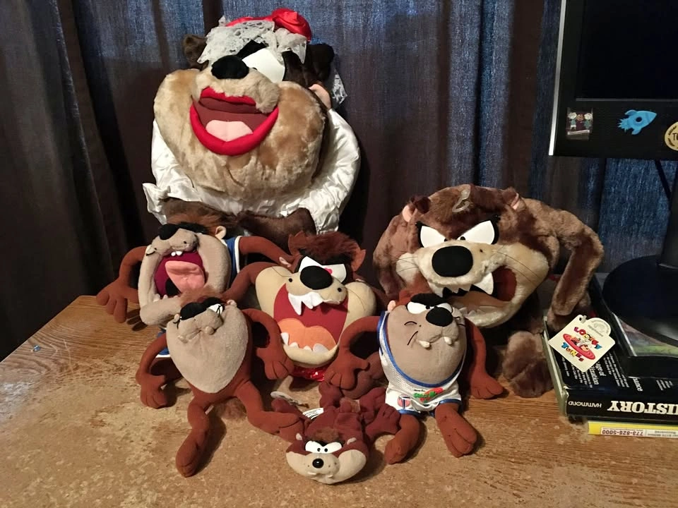 Lot of 7 Tazmanian Devil Plush Looney Tunes Collection