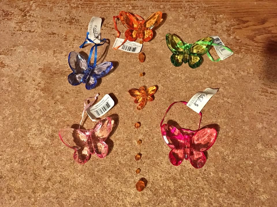 LOT OF 5 PLASTIC BUTTERFLIES ORNAMENTS GARDEN DECOR