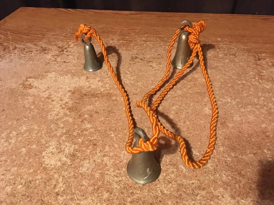 BELLS OF SARNA ETCHED BRASS BELLS SET OF 3 ON ROPE - photo 2