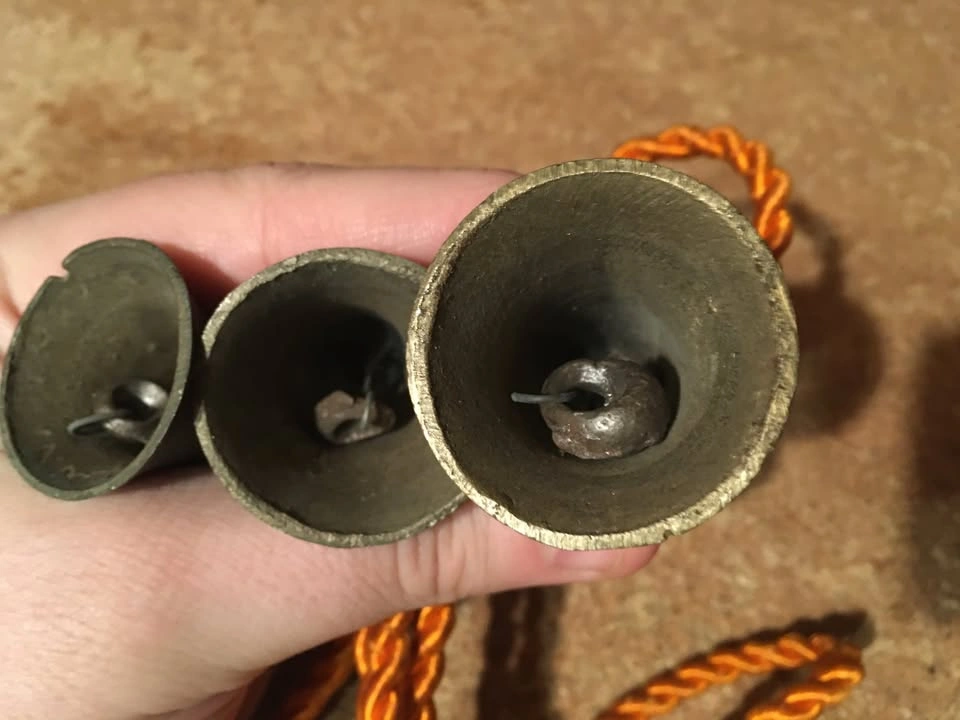 BELLS OF SARNA ETCHED BRASS BELLS SET OF 3 ON ROPE - photo 3