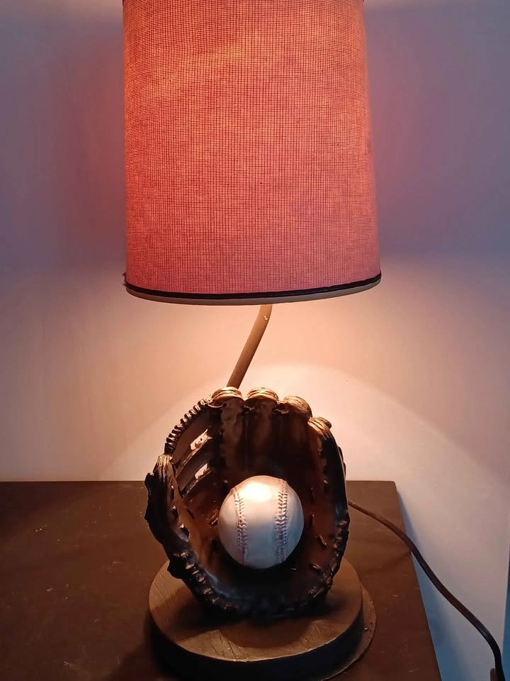 Vintage Baseball/Glove Lamp in Very Good Condition - photo 2