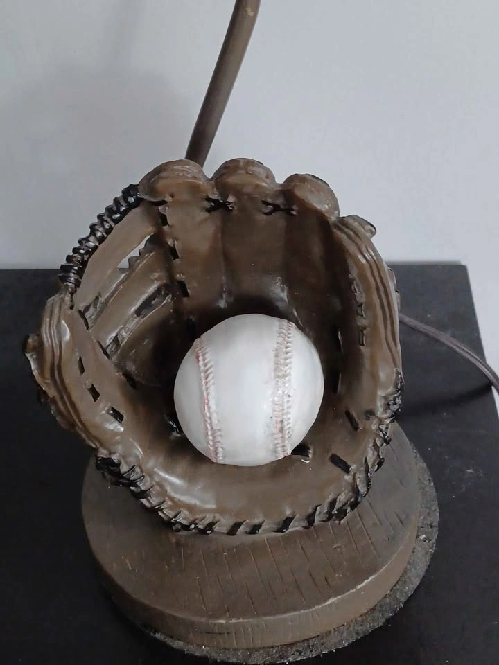 Vintage Baseball/Glove Lamp in Very Good Condition - photo 3