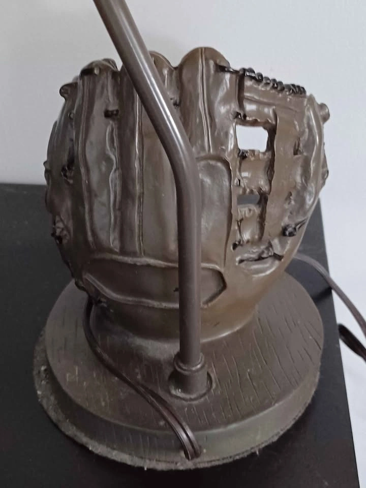 Vintage Baseball/Glove Lamp in Very Good Condition - photo 4