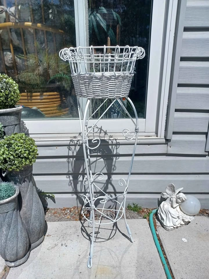 A Nice Vintage White Wicker and White Metal Plant Stand - photo 2